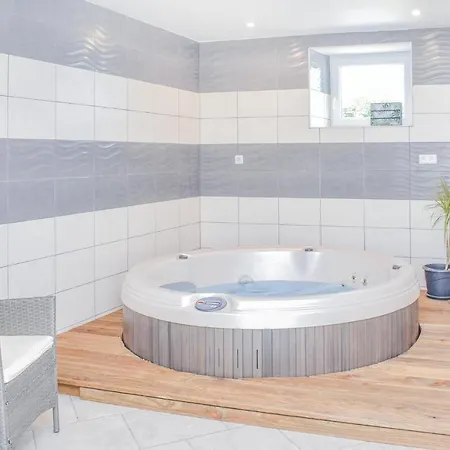 3 Bedroom Awesome In * Terre-et-Marais