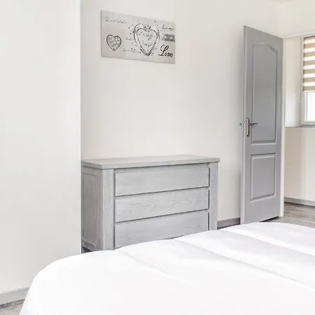 3 Bedroom Gorgeous In Terre-et-Marais