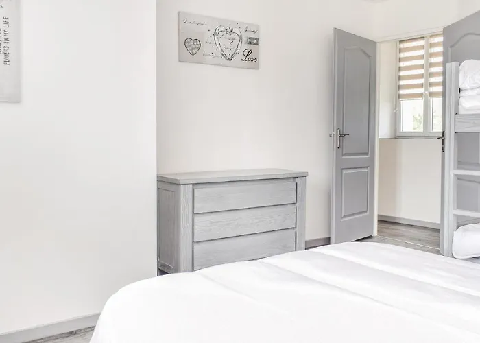 3 Bedroom Stunning In Terre-et-Marais